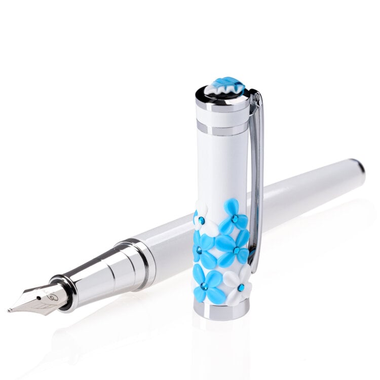 white and blue flowers stilou
